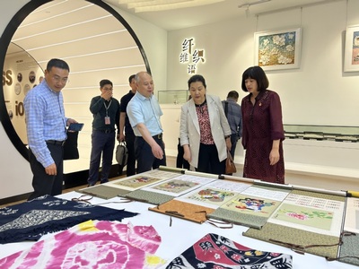 技術(shù)交流促發(fā)展，合作共贏譜新篇——新疆應(yīng)用職業(yè)技術(shù)學(xué)院黨委書記陳梅蘭一行來(lái)訪我校調(diào)研紡織技術(shù)開(kāi)發(fā)